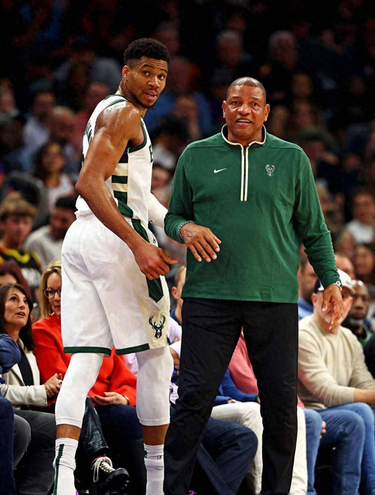 字母哥惊艳全场,关键时刻神级表现助攻爆棚,黄蜂逆转取胜! 字母哥惊艳全场,关键时刻神级表现助攻爆棚,黄蜂逆转取胜!